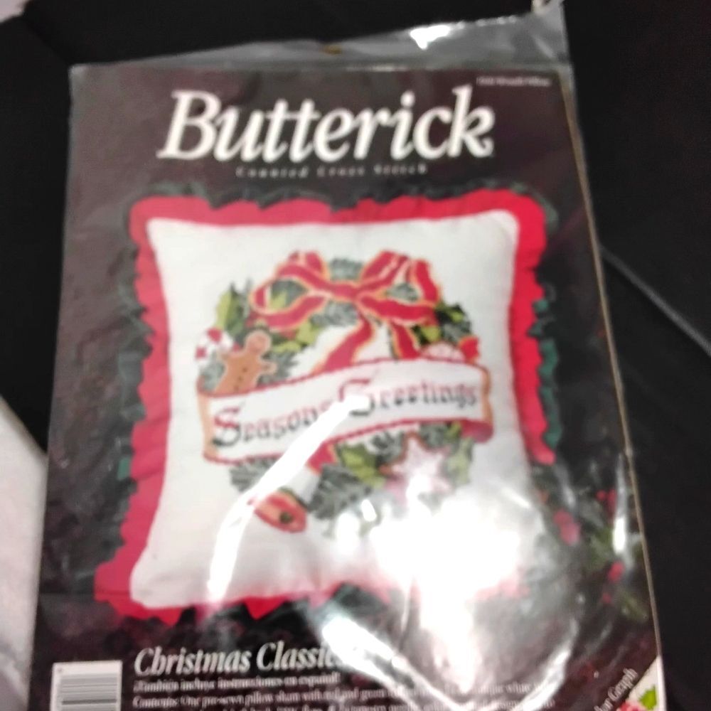 Butterick 1940 Christmas  Wreath Classics Holiday Pillow